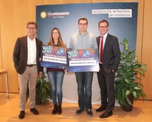 Vorstand Armin Gauselmann (l.) und Lars von der Wellen, Leiter Personalmarketing (r.), übergeben die Reisegutscheine an Christine Warkentin und Stefan Gran. Gauselmann