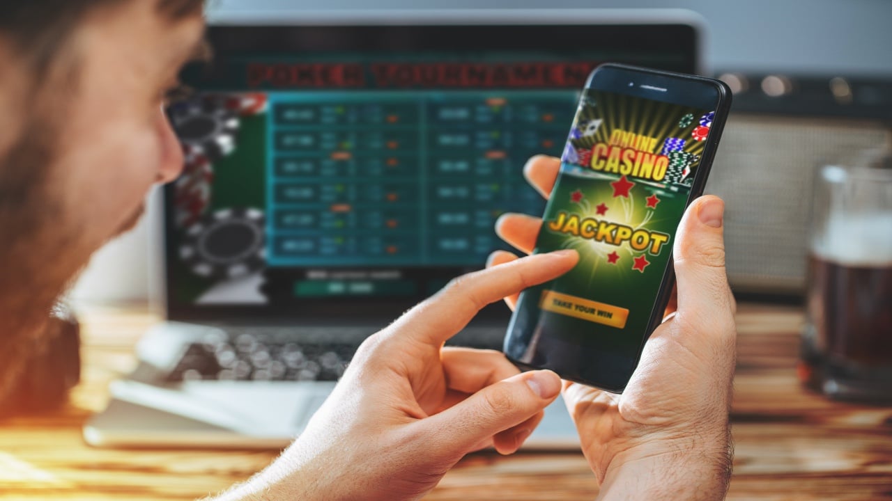 Auf dem Handy per Online Glücksspiel App spielen
