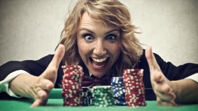 Mit Online Glücksspiel gewinnen Frau mit Spielchips