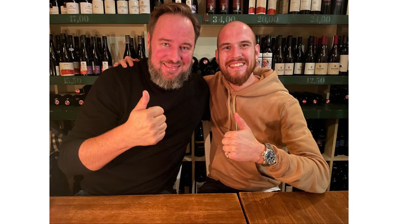 Robert Lenzhofer (Hölle Games CEO) und Ayvar Gabidullin (Slotegrator BDM) besiegeln Content-Partnerschaft!