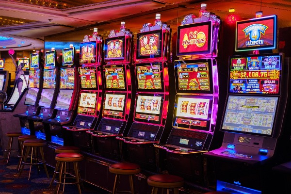 Spielautomaten in einer Reihe Spielautomaten in einer Reihe