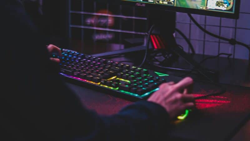 Spieler zockt am Computer.