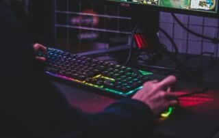 Spieler zockt am Computer.