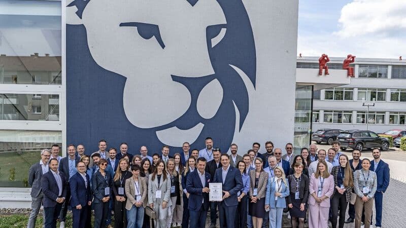 &Uuml;bereichung des ISO 20671-Status &bdquo;Zertifizierte Marke&ldquo; bei der NOVOMATIC Marketing & Communications Summit.