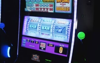 Leuchtender Spielautomat als Symbolbild zur Merkur Casino Lizenz Österreich
