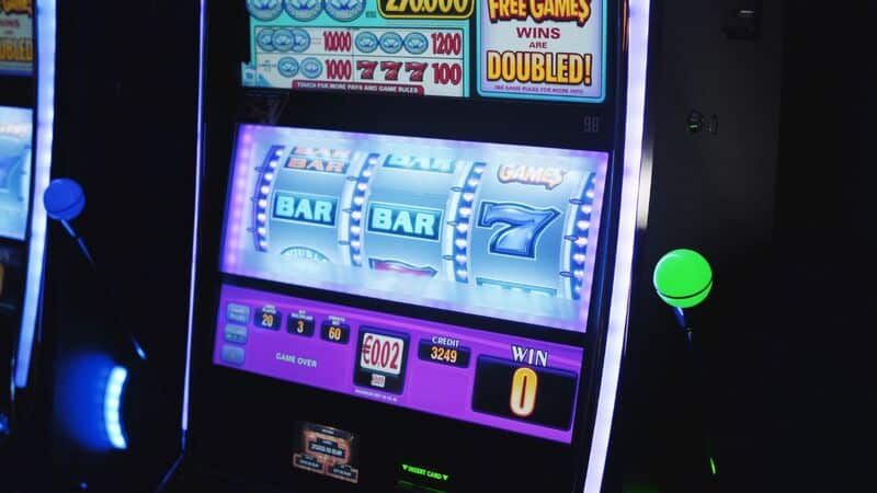 Leuchtender Spielautomat als Symbolbild zur Merkur Casino Lizenz &Ouml;sterreich