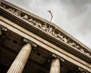 Gerichtsgebäude zum Verfahren der AML-Geldstrafe gegen Betsson.