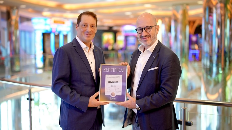 &Uuml;berreichung des Superbrand Austria Siegels.