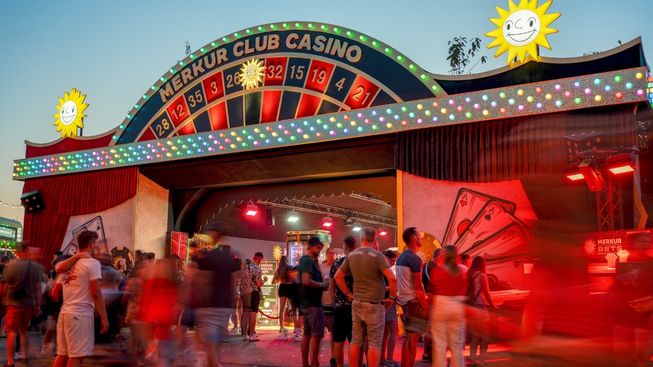 Eingang zum Merkur Club Casino während der Merkur Festivalsaison 2026.