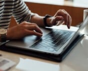 Person sitzt vor dem Laptop und erlebt das Aus für die Online Casinos in Brasilien.