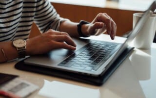 Person sitzt vor dem Laptop und erlebt das Aus für die Online Casinos in Brasilien.