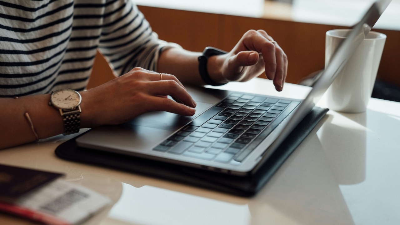 Person sitzt vor dem Laptop und erlebt das Aus für die Online Casinos in Brasilien.