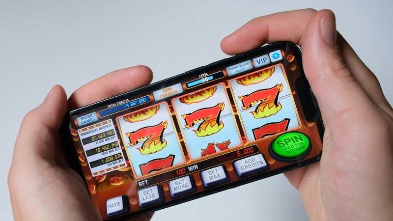 Online Casinos in Brasilien auf dem Smartphone mit virtuellem Slot-Spiel.