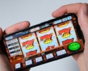 Online Casinos in Brasilien auf dem Smartphone mit virtuellem Slot-Spiel.