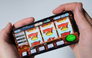 Online Casinos in Brasilien auf dem Smartphone mit virtuellem Slot-Spiel.