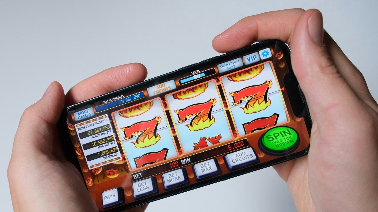 Online Casinos in Brasilien auf dem Smartphone mit virtuellem Slot-Spiel.