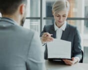 Gespräch zwischen Mitarbeitern im Büro