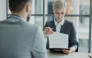 Gespräch zwischen Mitarbeitern im Büro