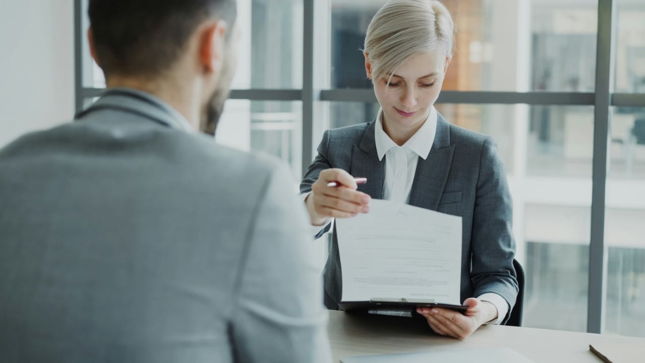 Gespräch zwischen Mitarbeitern im Büro