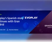 Partnerschaftsankündigung zwischen Evoplay und Grand Madrid Casino Online mit Logos.