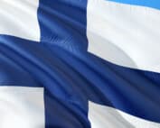 Finnlandflagge weht im Wind.