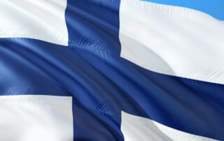Finnlandflagge weht im Wind.
