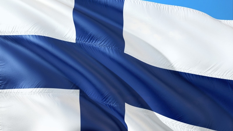 Finnlandflagge weht im Wind.