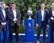 UEFA und Kaizen Gaming bei der Bekanntgabe von Betano als Sponsor der UEFA EURO 2028 neben dem EM-Pokal.