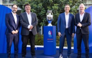 UEFA und Kaizen Gaming bei der Bekanntgabe von Betano als Sponsor der UEFA EURO 2028 neben dem EM-Pokal.