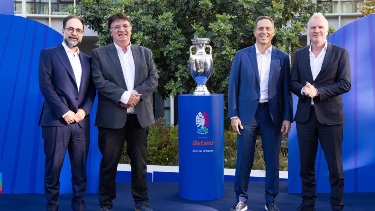 UEFA und Kaizen Gaming bei der Bekanntgabe von Betano als Sponsor der UEFA EURO 2028 neben dem EM-Pokal.